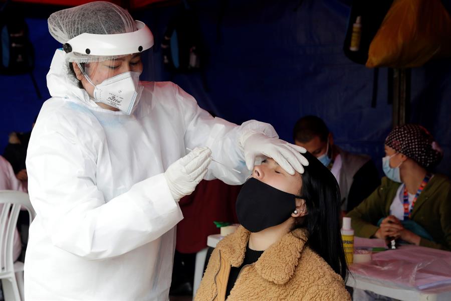 Colombia exigirá carné de vacunación a trabajadores en contacto con el público