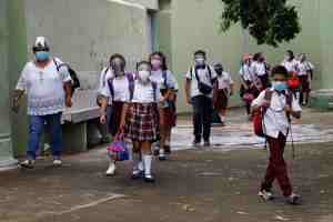 Casi 10 millones de estudiantes regresan a escuelas en Colombia