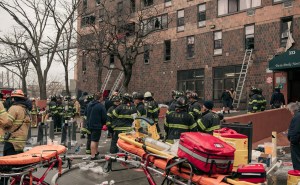 Incendio en Nueva York: 19 muertos en la que podría ser la peor tragedia ocurrida en 30 años