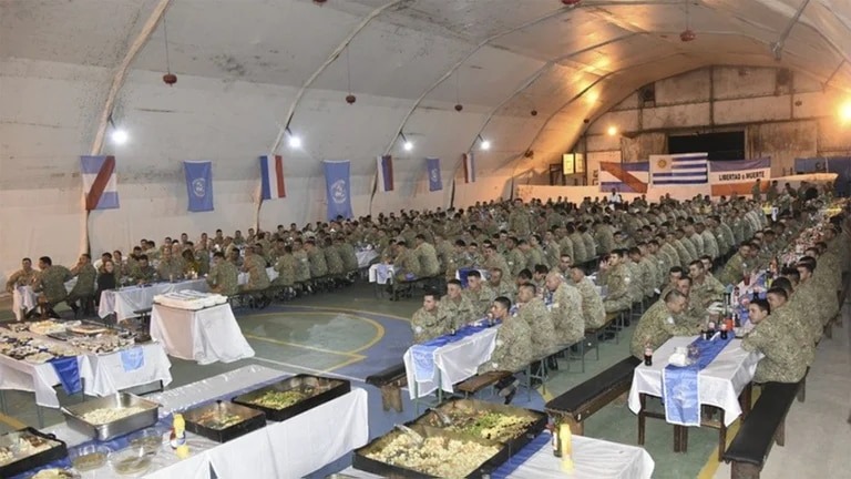 La foto VIRAL del niño del Congo que hace sus tareas escolares bajo la luz de una base militar uruguaya