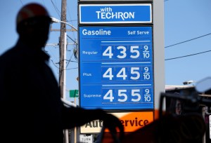 Demócratas de EEUU presentan una ley para frenar el alza de la gasolina