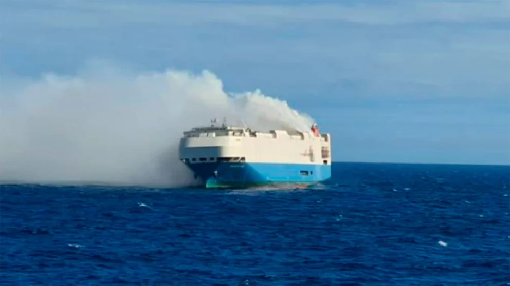Se incendió un barco repleto de autos de lujo y quedó a la deriva en medio del océano Atlántico (Video)