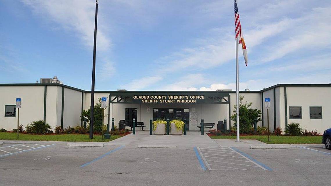 Legisladores piden cierre de centro de detención de migrantes en Florida