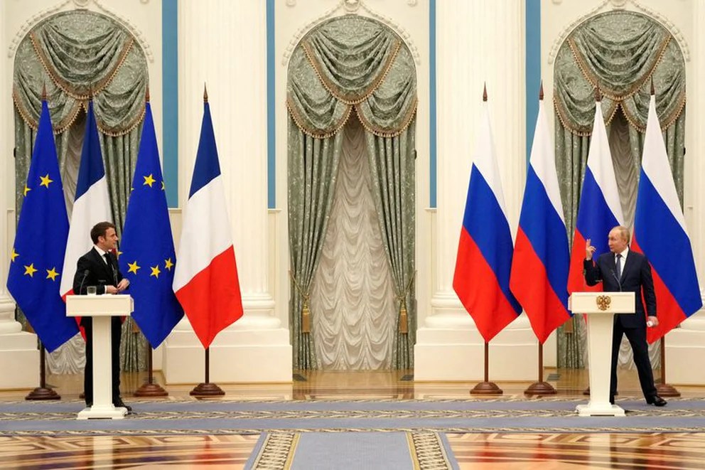 Macron le dijo a Putin que “un diálogo sincero no es compatible con una escalada militar” en Ucrania