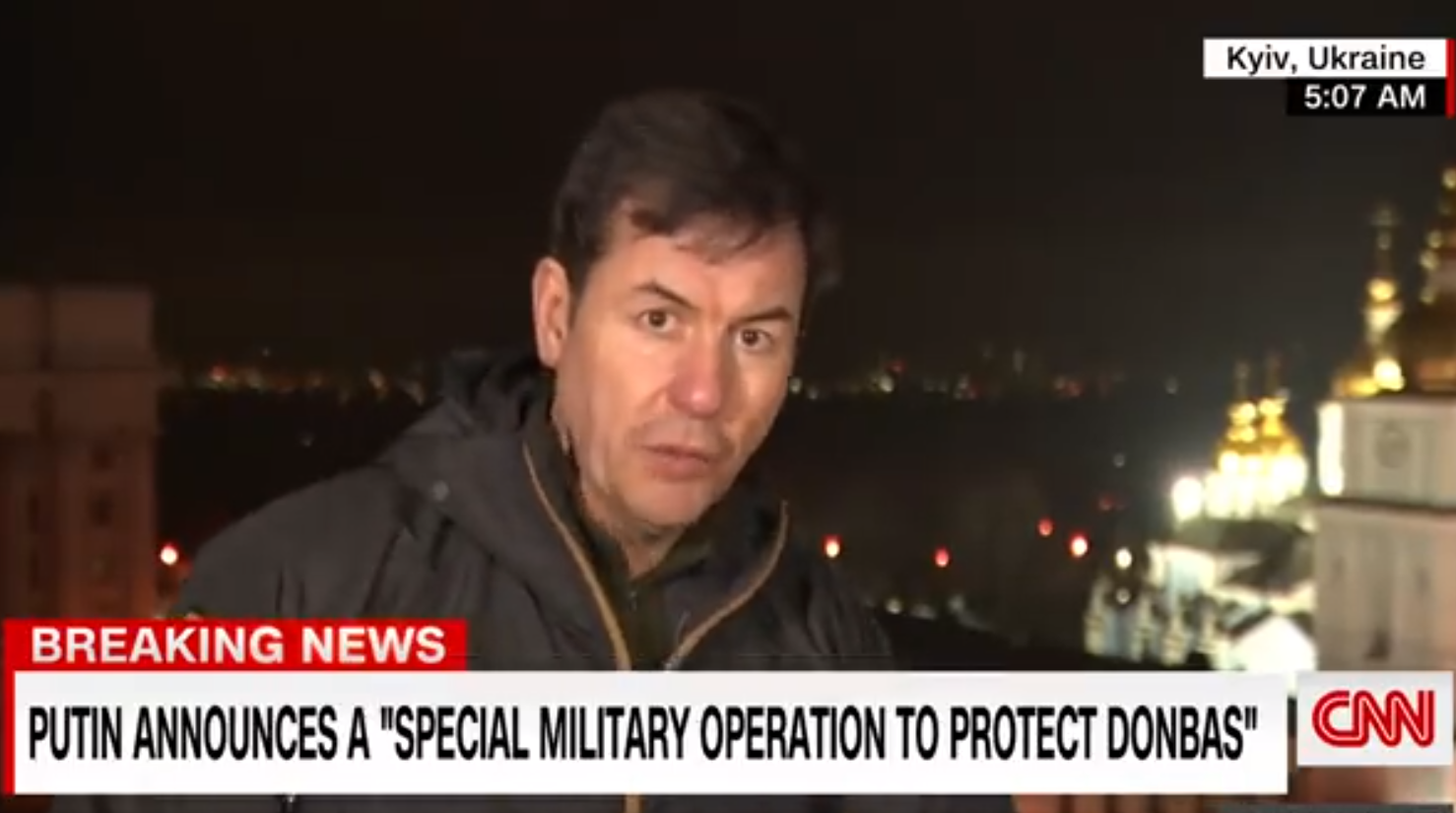 Horror EN VIVO: Corresponsal de CNN se resguarda mientras Kiev es bombardeada (Video)