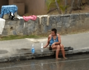 Mujer recurrió a lavar sus enseres personales en plena calle de Prados del Este (Video)