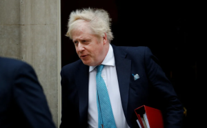 Boris Johnson quiere “seguir adelante” pese a estar presionado para que dimita