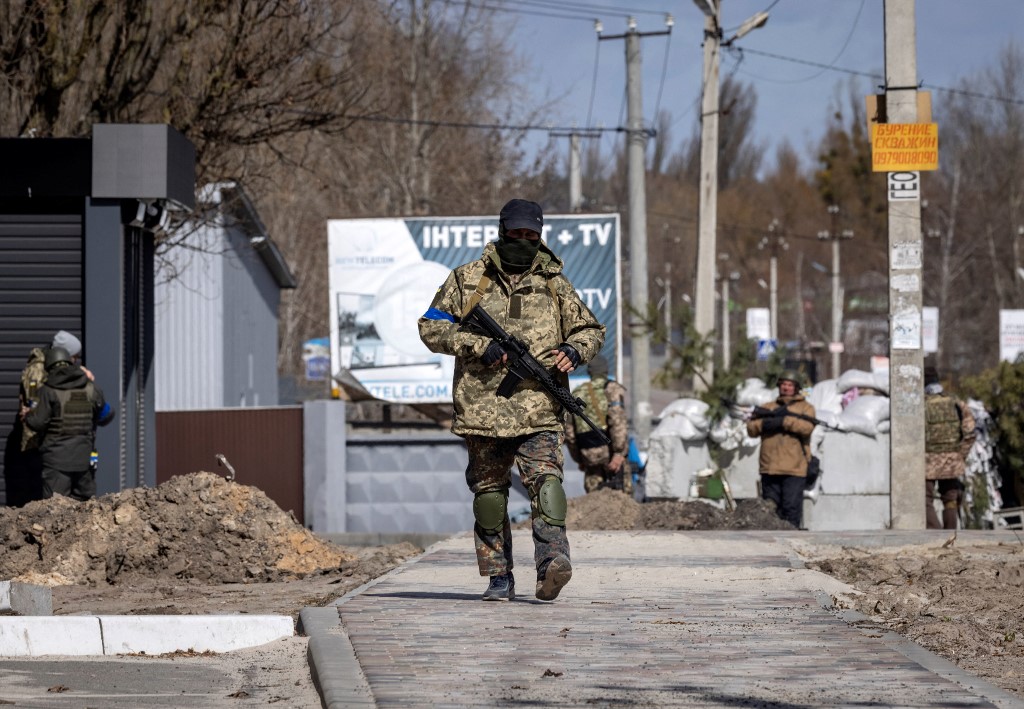 Defensa de Ucrania confirma “retirada parcial” de unidades rusas en Kiev