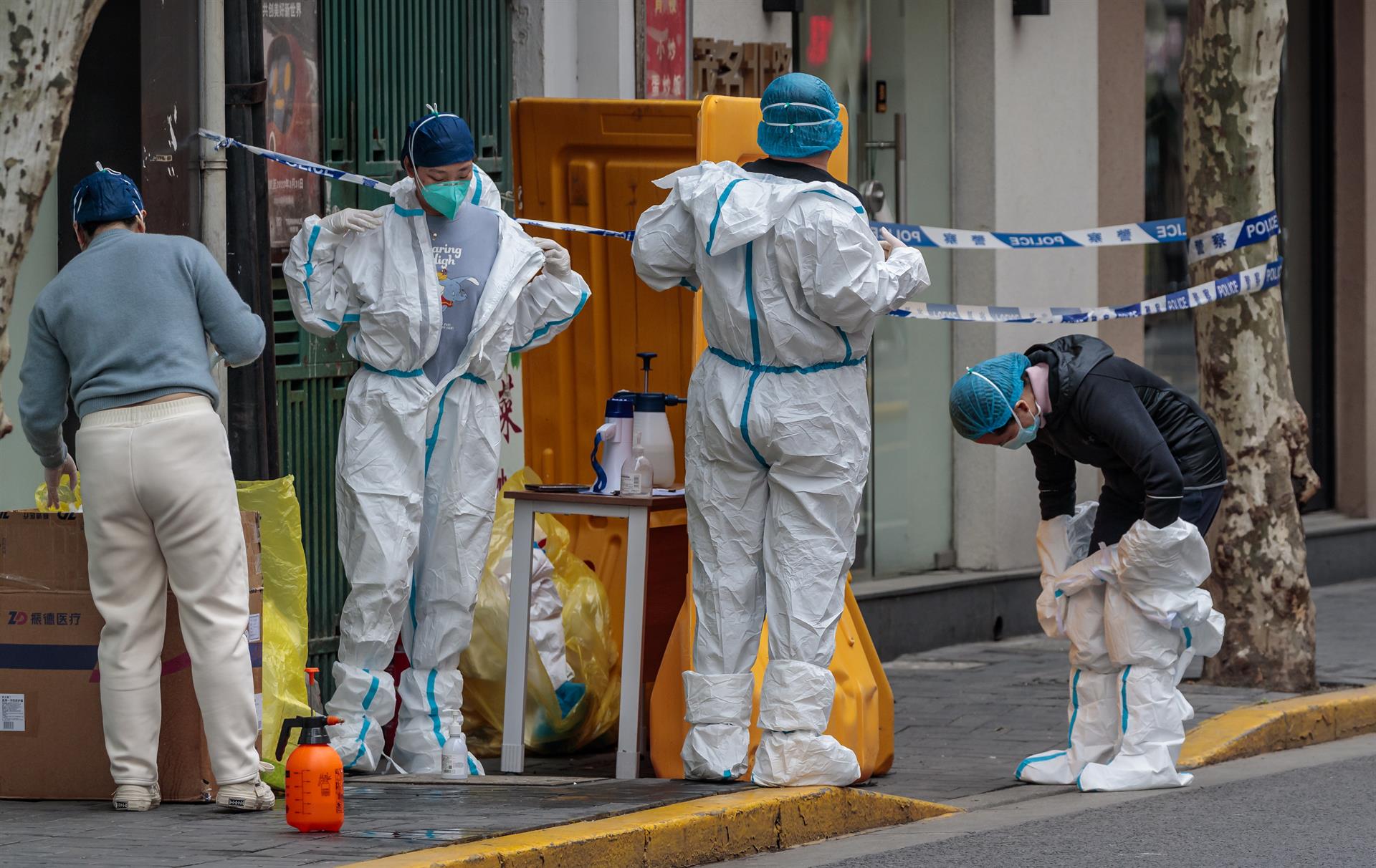 “Es demasiado pronto para tratar ómicron como una gripe”, según experto chino