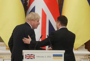 Boris Johnson compara a Zelenski con Churchill por ser el “rugido” del pueblo