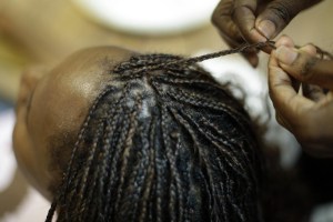 Representantes en EEUU prohíben discriminación por el cabello afro
