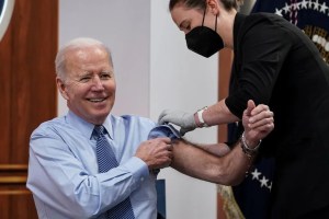 Biden recibió segundo refuerzo de la vacuna contra el Covid-19