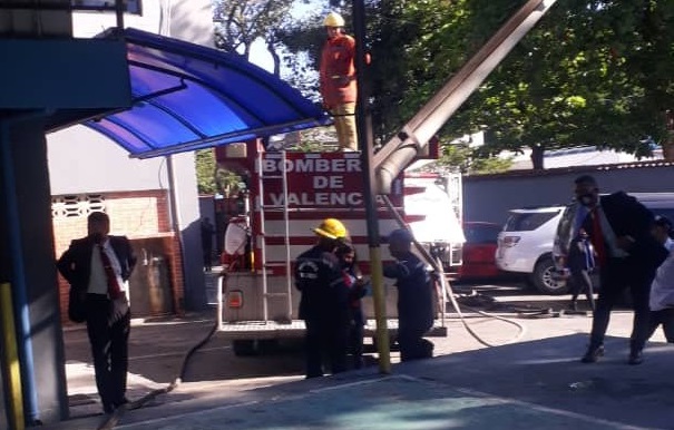 Bomberos de Valencia controlan incendio en la sede del Cicpc-Las Acacias durante protesta de reclusos