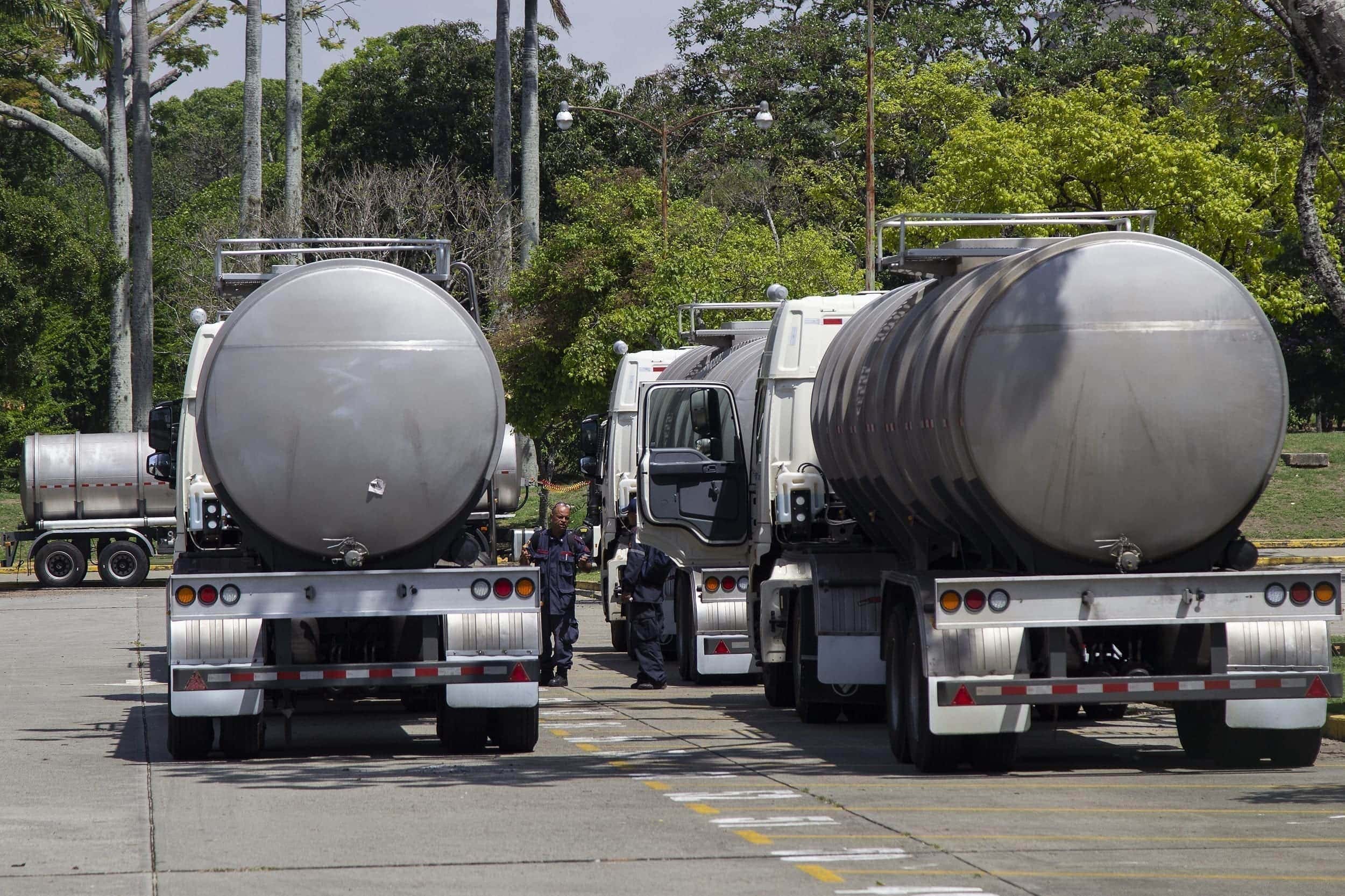 El DINERAL que pagan vecinos de El Hatillo por cisternas para llevar agua a sus hogares