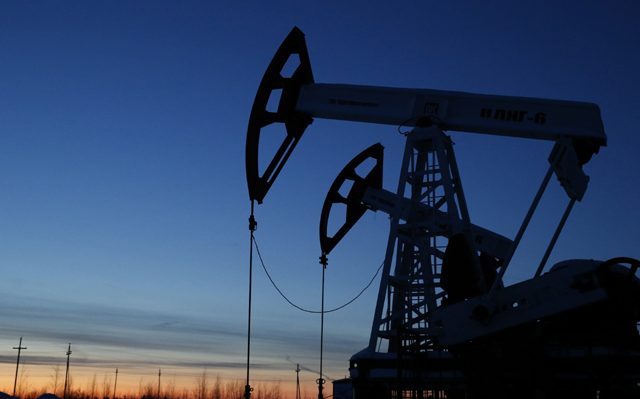 El petróleo cae cerca de 5% por confinamiento en China y situación en Ucrania