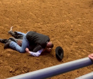 Padre heroico: se lanzó sobre su hijo para evitar que lo embistiera un toro durante un rodeo en Texas