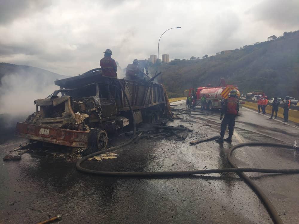 Camión de madera ardió en llamas en la autopista GMA (Fotos)