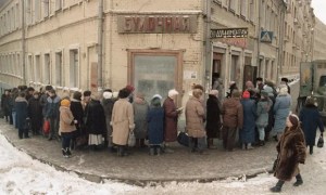 “Volveremos a la URSS”: La crisis económica por la invasión muestra a compradores rusos hacer largas colas