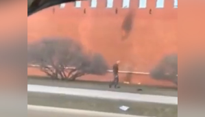 David contra Goliat: Un hombre protesta en Rusia arrojando cócteles molotov a las paredes del Kremlin (VIDEO)