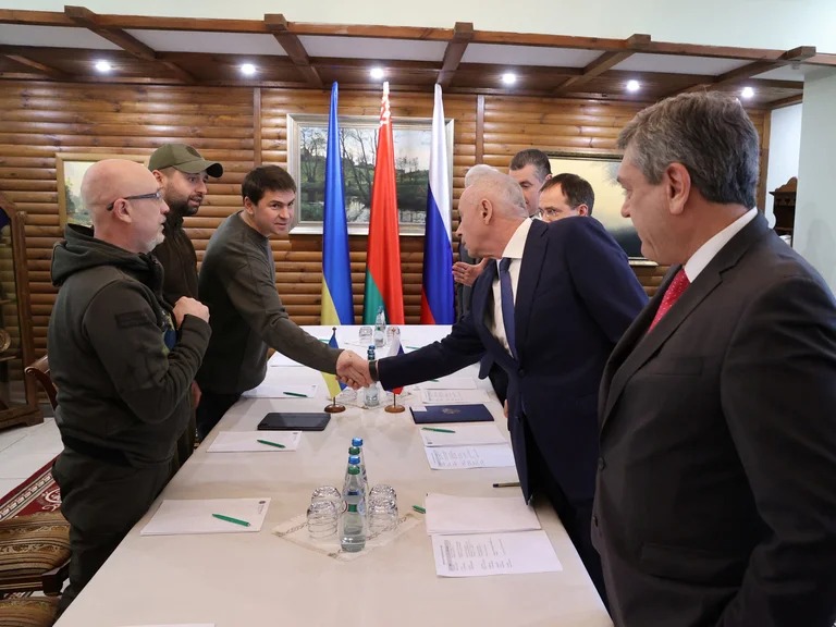 El incómodo saludo de las delegaciones de Ucrania y Rusia al comienzo de la segunda reunión de negociaciones