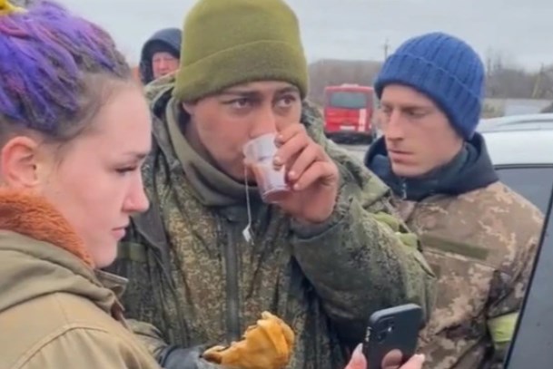 Ruso se rinde y rompe a llorar cuando ucranianos lo alimentan y ayudan a contactar a su madre (VIDEO)