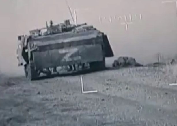Tanque ruso con el símbolo “Z” es volado por los aires mientras soldados de Putin se esconden tras él (VIDEO)