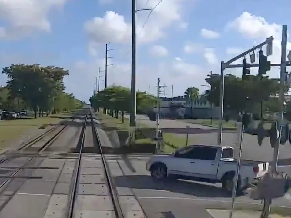 EN VIDEO: El espantoso accidente de una camioneta que se cruzó con un tren en EEUU
