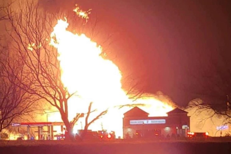 Explosión de película: Carro colisionó con tubería de gas natural y causó pánico en Texas
