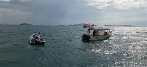 Malasia busca a tres turistas arrastrados por corrientes mientras buceaban