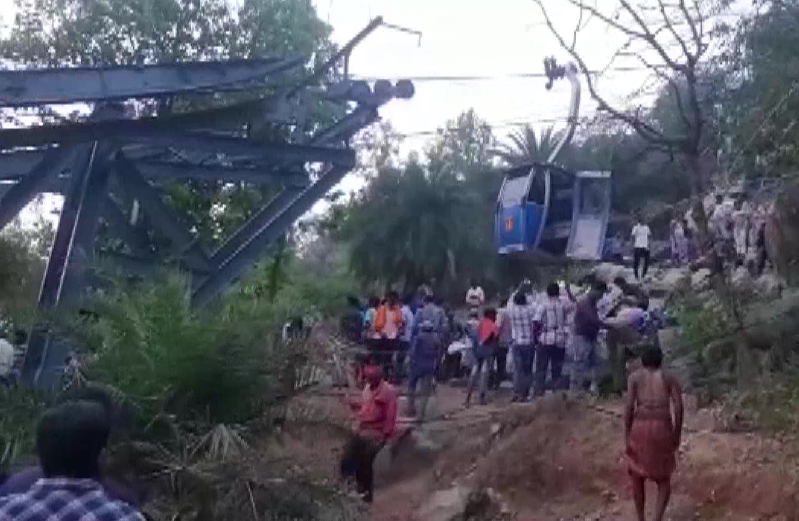 Accidente en un teleférico deja al menos un muerto y 40 atrapados en la India (VIDEO)
