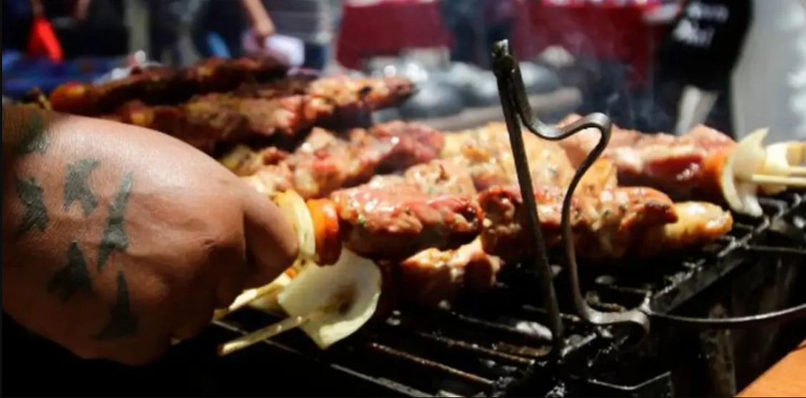 Locura en Chile: Compró un pincho de “carne”, resultó ser de perro y se tragó el chip rastreador