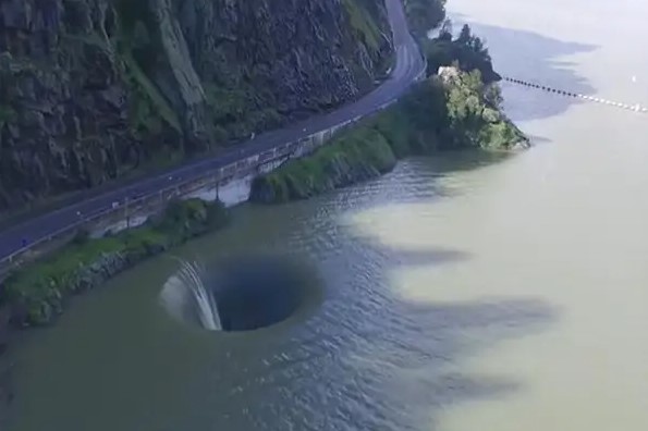 Así es el extraño “portal al infierno” que apareció en un lago de California en EEUU (VIDEO)