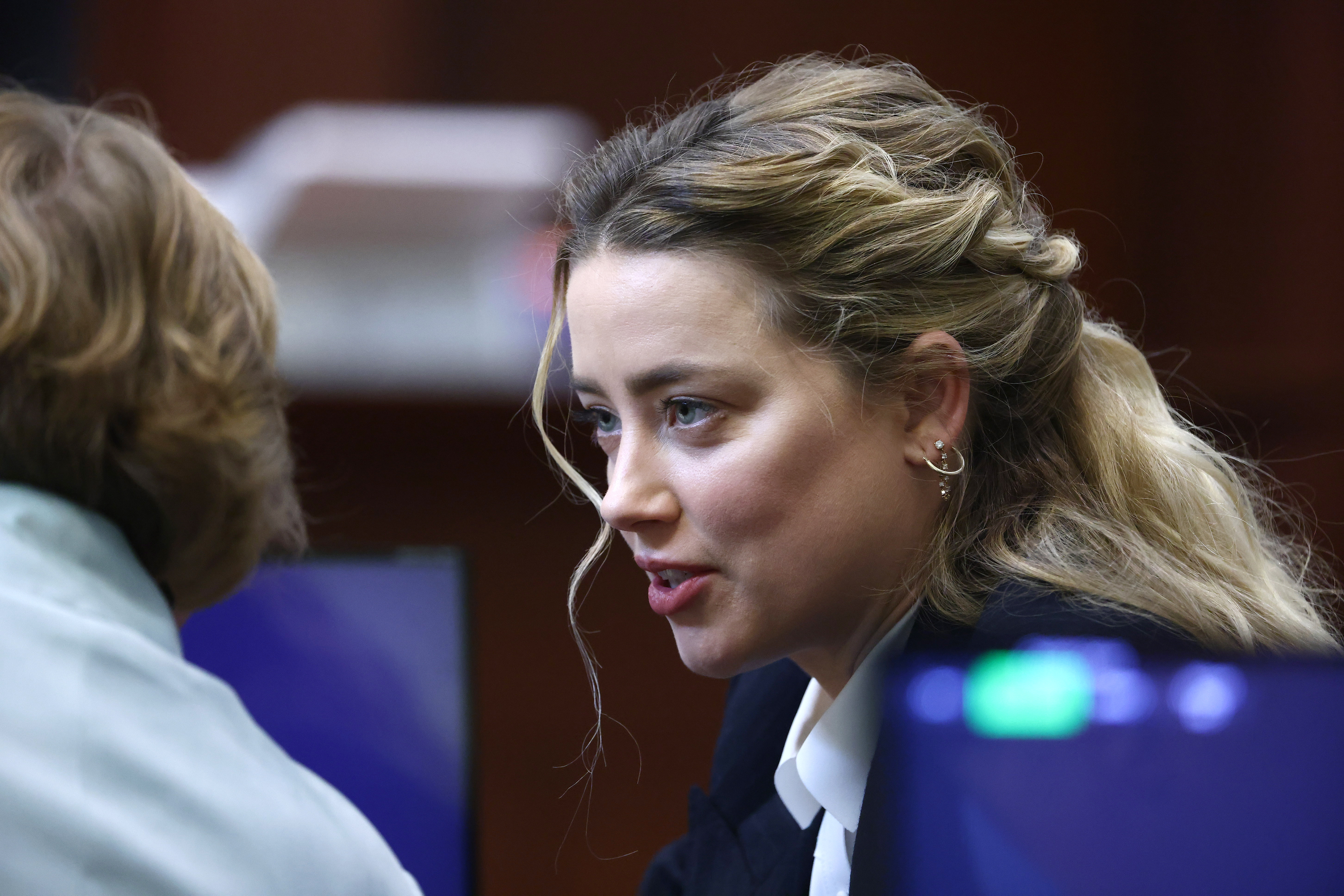 Amber Heard pierde fuerza en su juicio con Johnny Depp: no donó a la caridad el dinero de su divorcio y es acusada de agredir al actor