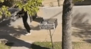 ¡Impactante! Salió a la calle con una ametralladora y baleó a tres personas (VIDEO)