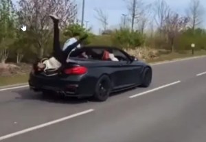 VIRAL: El vergonzoso momento en que un hombre se cae de un BMW convertible (VIDEO)