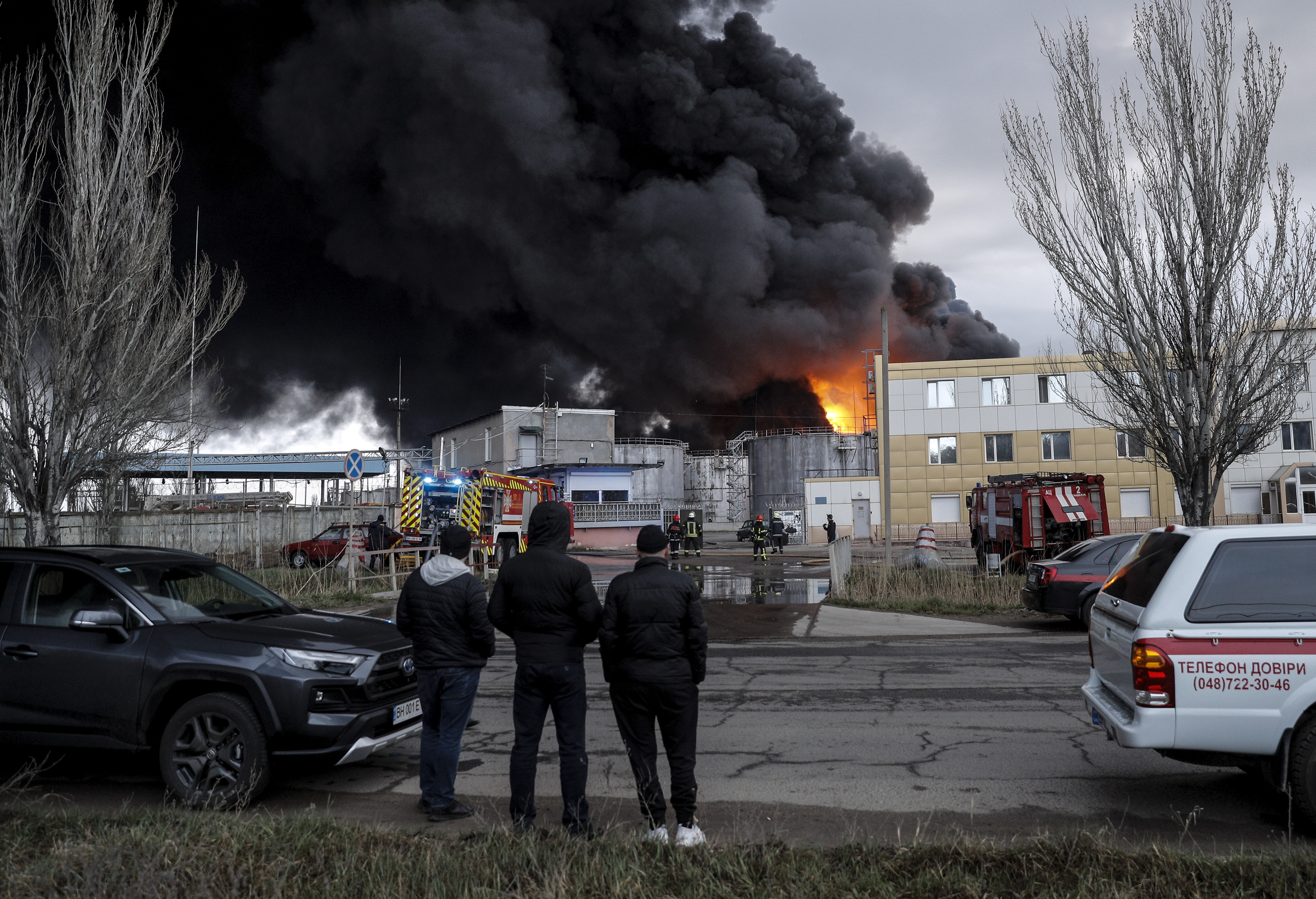 Ucrania confirmó la destrucción de su mayor refineria por el ejército ruso (FOTOS)