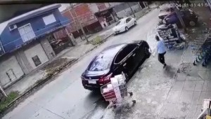 Comerciante chino persiguió y mató a un ladrón que robó su supermercado (Imágenes sensibles)