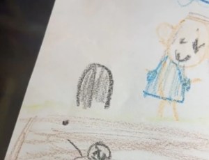 VIRAL: El perturbador dibujo que hizo una niña en su tarea que preocupó a la mamá