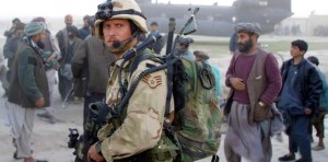 Olvidó documentos ultrasecretos, que revelan la ubicación de tropas en Afganistán, en una parada de autobús