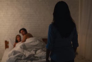 Escandaloso VIDEO: Descubre a su esposo con su amante en un hotel y arma batalla campal contra la otra mujer