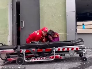 Héroe entre las bombas: así protegió un médico con su cuerpo a una mujer herida por las bombas de Putin (VIDEO)