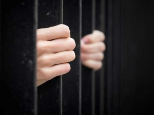 Tiene prisión domiciliaria, pero le permiten volver a la cárcel para tener sexo con su novio preso