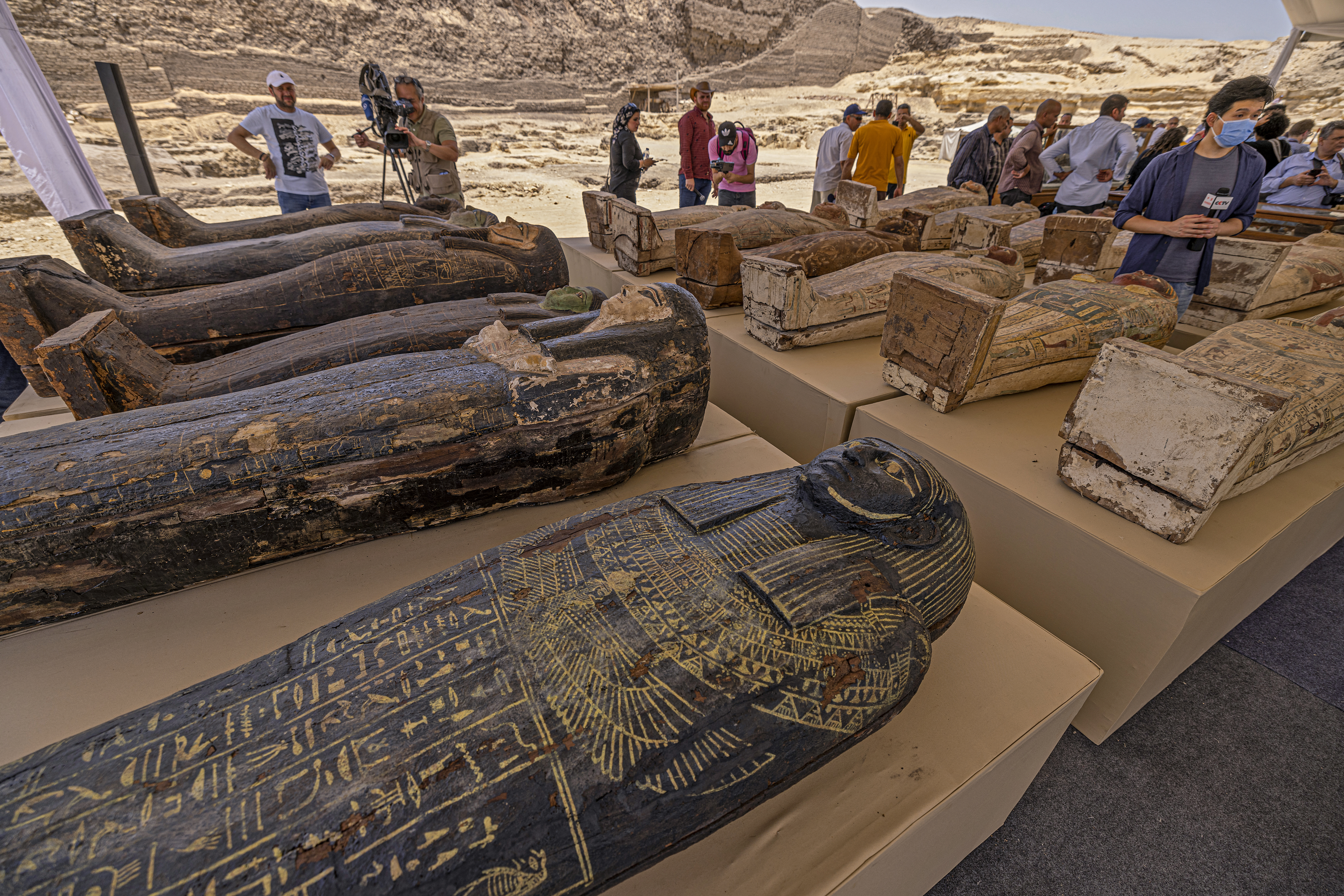 Hallaron cientos de ataúdes y estatuas de bronce del antiguo Egipto en cementerio cerca de El Cairo (FOTOS)