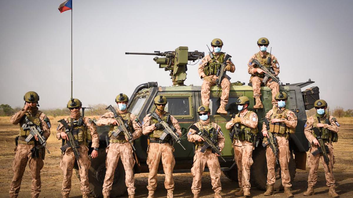 Presidente checo autorizó a cien soldados a ir a combatir a Ucrania