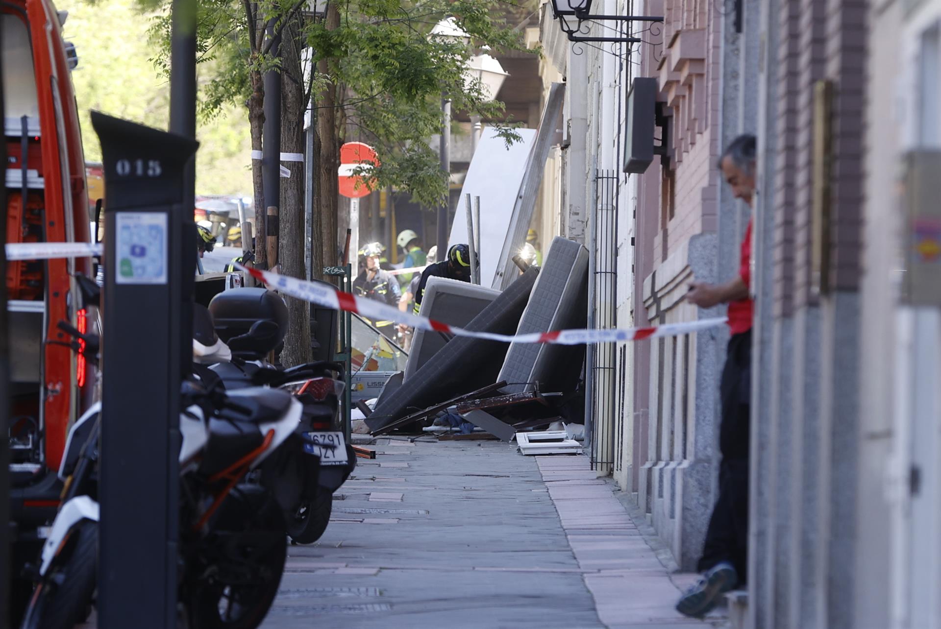 Dos muertos, 18 heridos y riesgo de derrumbe tras explosión en un edificio de Madrid