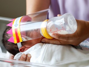 Padres desesperados pagan precios exorbitantes por leche de fórmula para bebés en EEUU