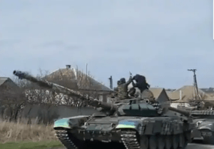 Putin en ridículo: En el “Día de la Victoria”, vehículo de combate ucraniano remolca a uno ruso (VIDEO)