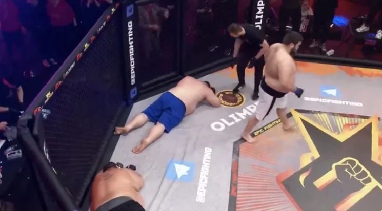 Insólito combate de MMA: se enfrentó a dos aficionados que lo superaban por 226 kilos (Video)