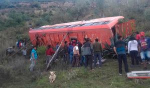 Al menos once fallecidos tras precipitarse un autobús en una región andina de Perú