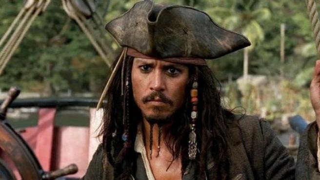 Johnny Depp imita a Jack Sparrow a la salida del juicio contra Amber Heard (VIDEO)